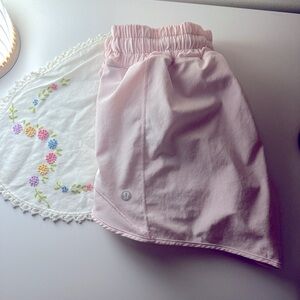 Lululemon mid rise Hotty hot size 6, 4in